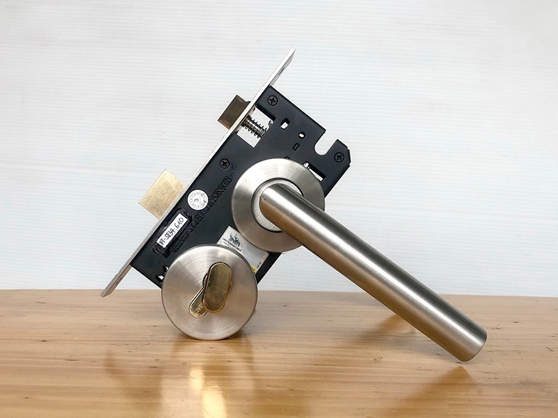 Khóa SS 5834 lắp cửa thông phòng