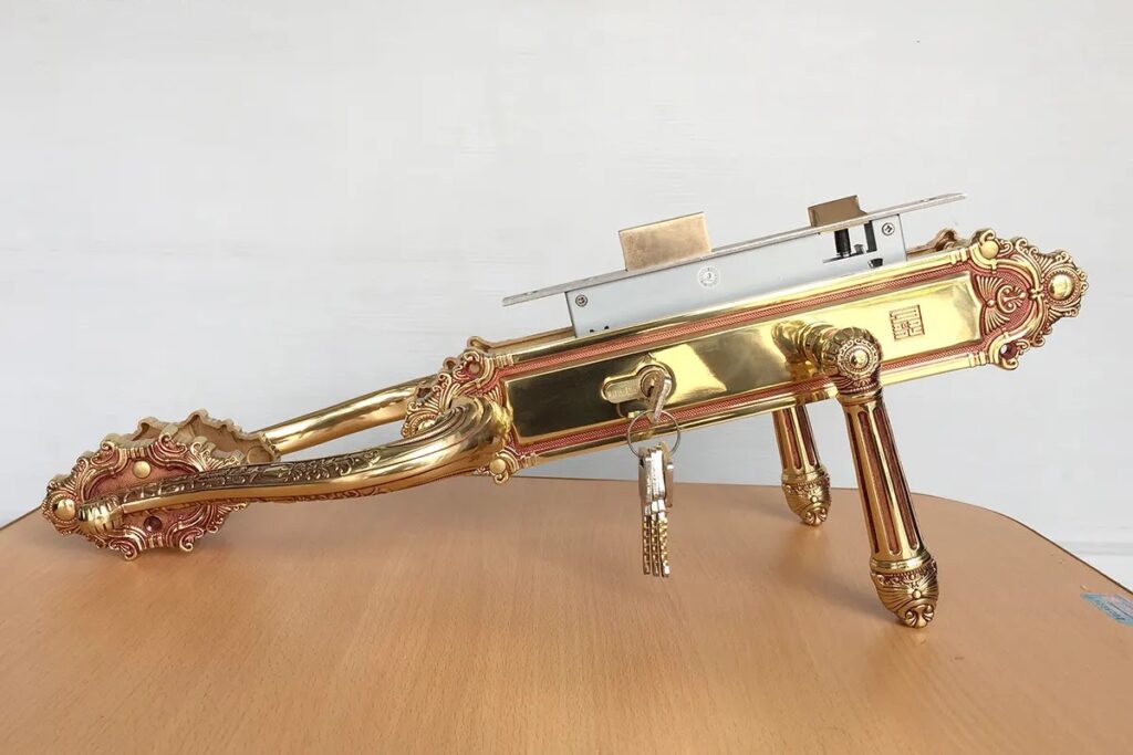 Khóa đại sảnh HC 8526DS của huy hoàng, được làm bằng chất liệu đồng cao cấp, thiết kế tân cổ điển