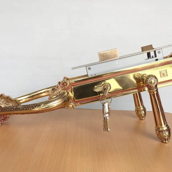 Khóa đại sảnh HC 8526DS của huy hoàng, được làm bằng chất liệu đồng cao cấp, thiết kế tân cổ điển