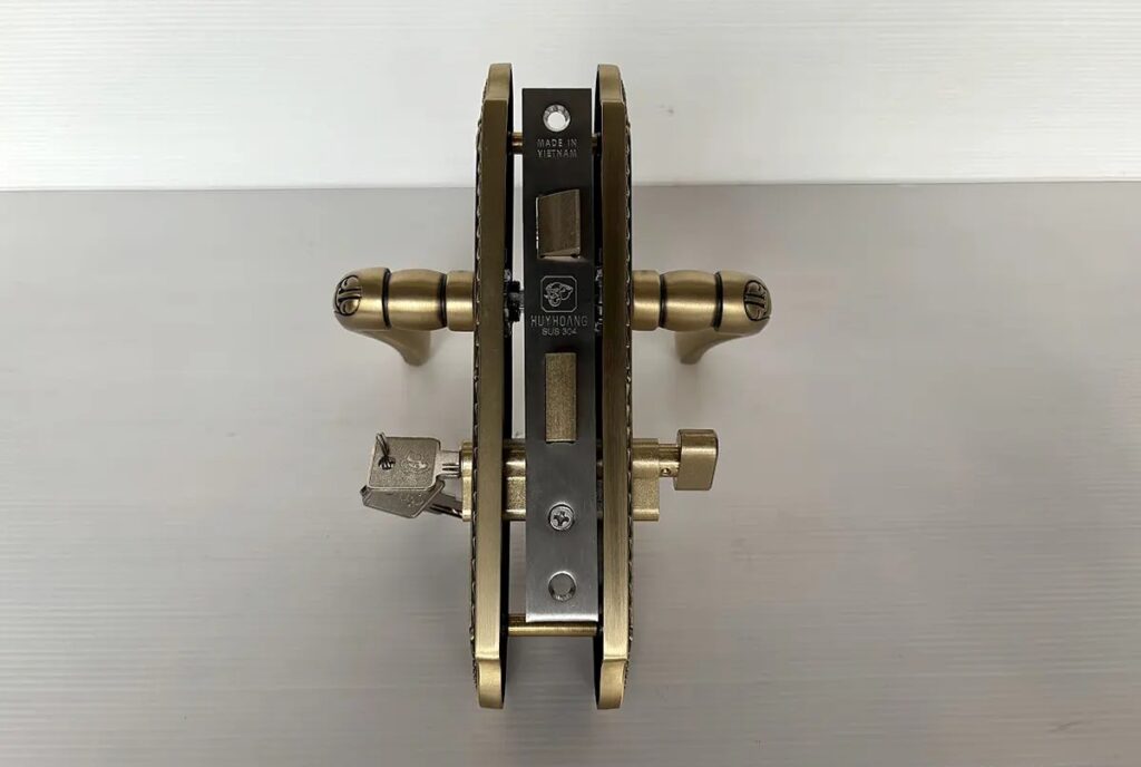 Khóa Huy Hoàng HCX 5861 có thân khóa được làm bằng inox chống ăn mòn, han gỉ