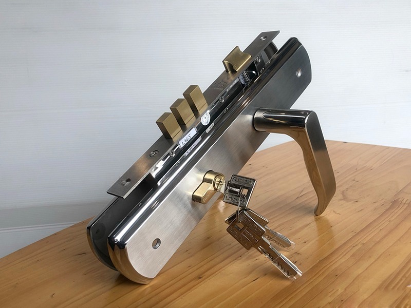 Khóa SS 8510 Đại lắp cửa chính, làm bằng inox 304 của hãng Huy Hoàng