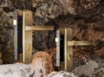 Khóa HCX 8568 được làm bằng đồng cao cấp, thiết kế đơn giản sang trọng